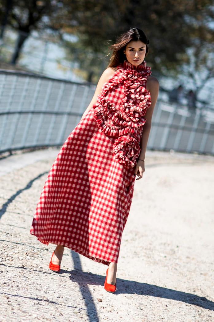 Maxi dress a quadretti bianchi e rossi indossato con pumps rosse Abito lungo a quadretti rossi e bianchi e pumps