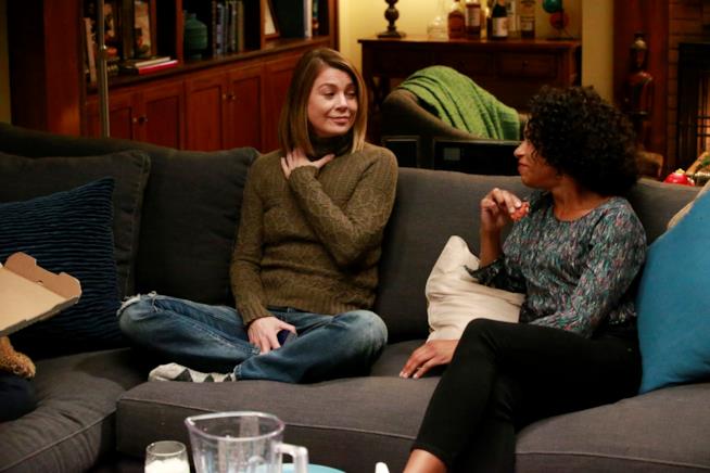 La recensione del decimo episodio di Grey's Anatomy 12, in onda ogni lunedì alle 21 in prima assoluta su FoxLife Meredith e Maggie sul divano di casa in uno scatto episodico