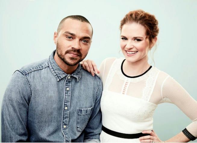 Jesse Williams ancora triste per l'addio di Sarah Drew da Grey's Anatomy Jesse Williams e Sarah Drew in posa