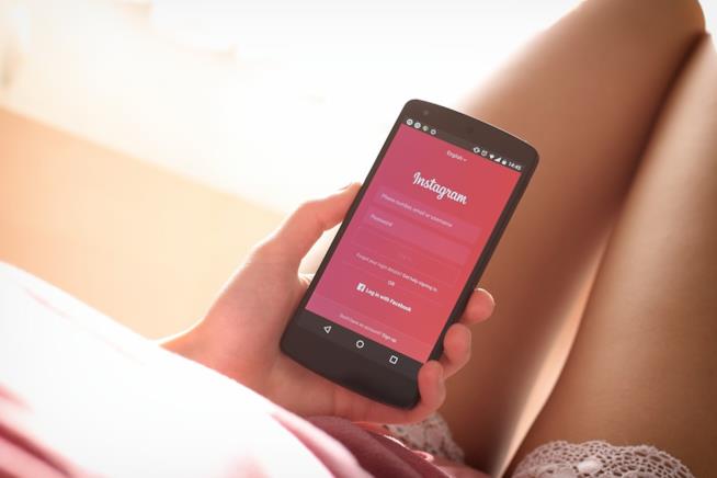 Instagram, Collezioni pubbliche come su Pinterest Ragazza con smartphone e Instagram