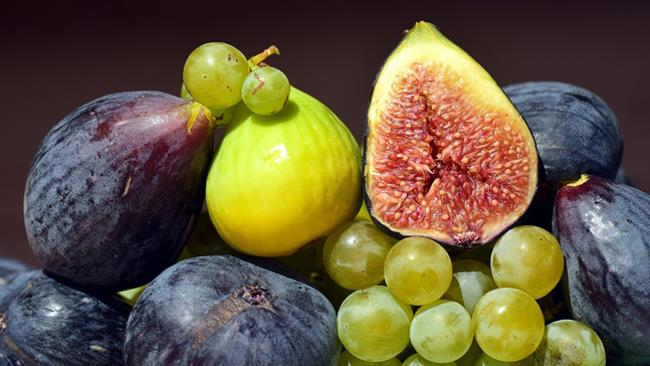 Frutta di stagione ad agosto: le proprietà e gli usi in cucina di more, fichi e uva Frutta di stagione ad agosto
