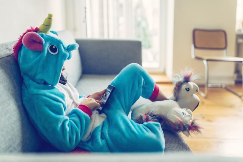 Una ragazza con un costume da unicorno Uncorn HoUna ragazza con una tuta da unicornouse a Milano