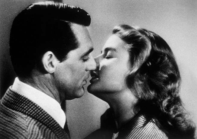 Cary Grant ed Ingrid Bergman si baciano Un bacio tra Cary Grant ed Ingrid Bergman