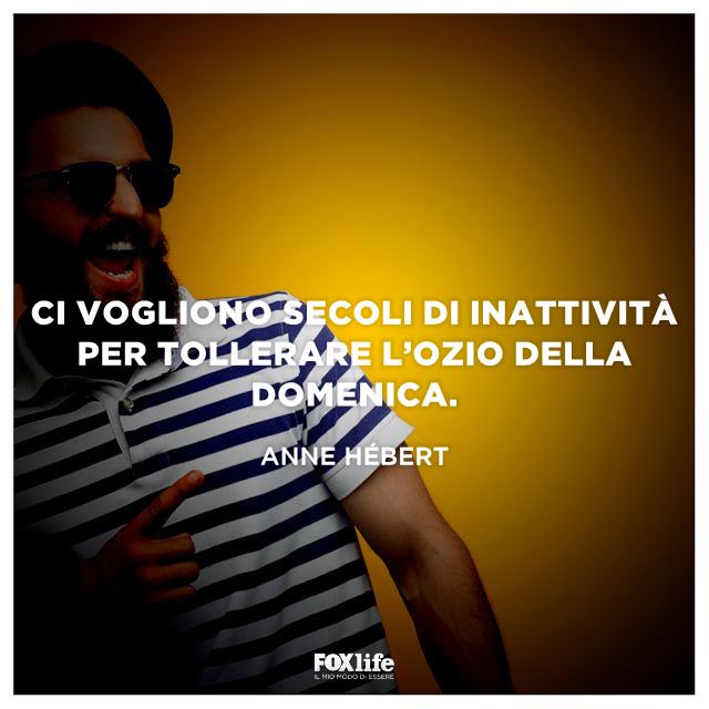 Citazione Hebert Uomo sorride indicando un punto di fianco a sé