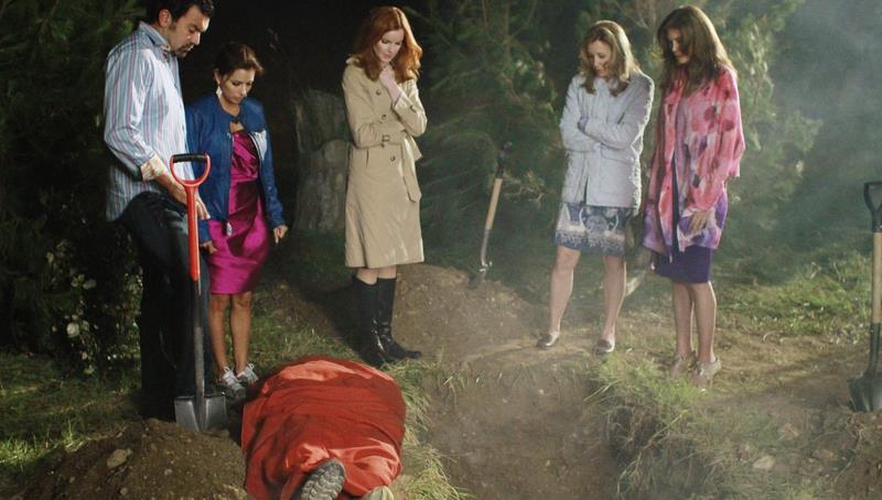 Desperate Housewives: Carlos e le protagoniste fanno sparire il corpo dell'uomo ucciso Desperate Housewives: Carlos e le protagoniste nascondono un cadavere