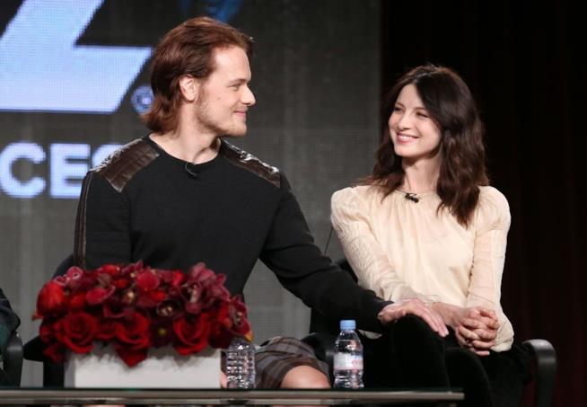 E se Caitriona e Sam fossero una coppia nella vita reale? Sam stringe il ginocchio di Caitriona e le sorride