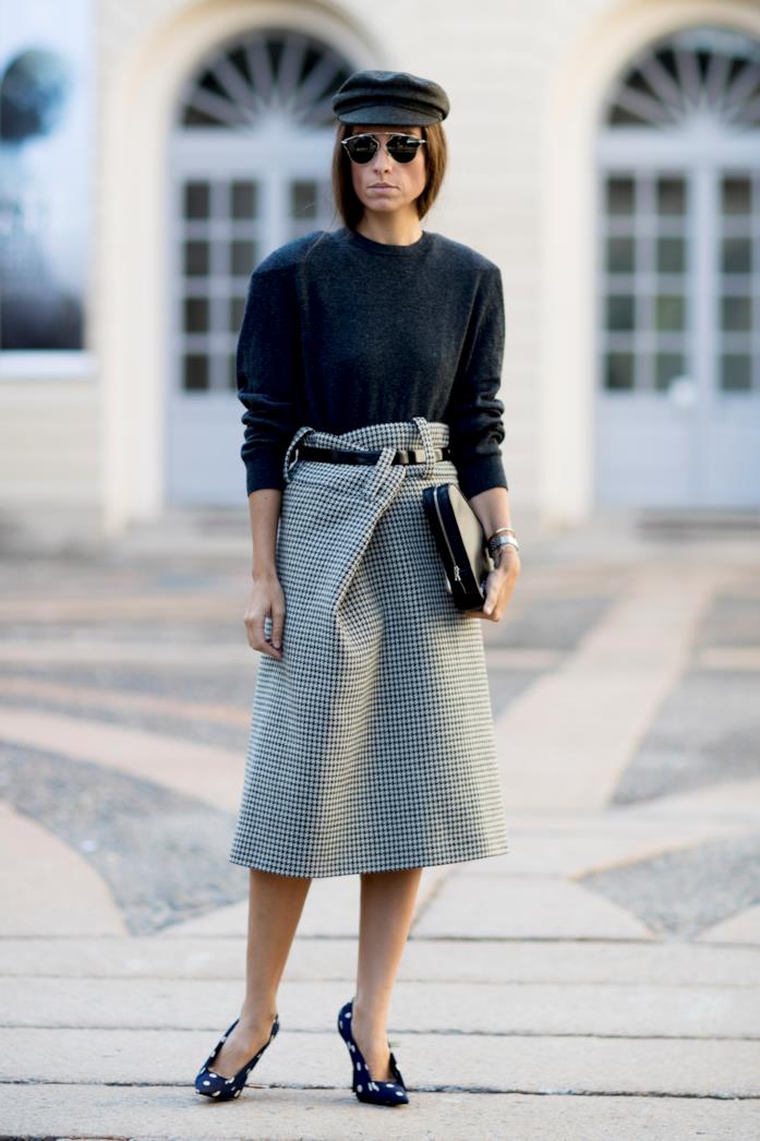 Pullover, gonna a vita alta e pumps Maglione, gonna a quadretti e tacchi