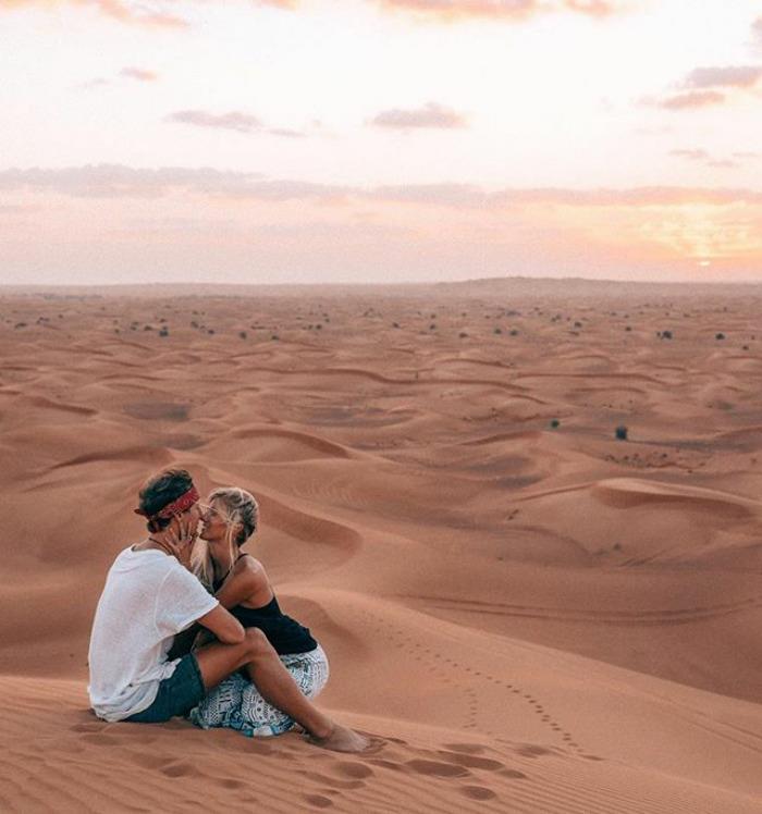 Lauren Bullen e Jack Morris nel deserto Lauren Bullen e Jack Morris nel deserto mentre si baciano