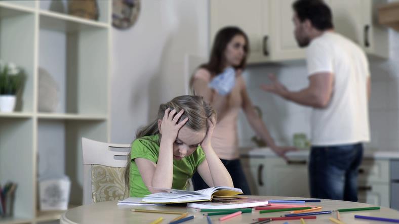 Galateo genitori: litigi davanti ai figli Litigi tra genitori davanti ai figli