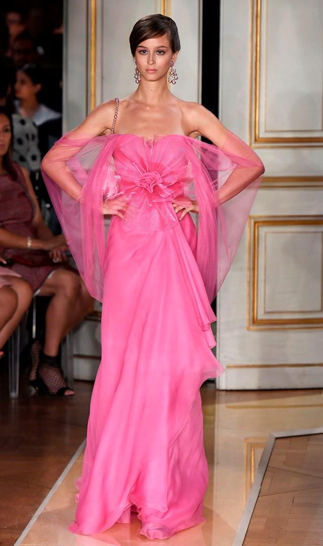 Un abito fucsia di Giorgio Armani per la collezione A/I 2018-2019 Un abito da cocktail rosa fucsia di Giorgio Armani A/I 2018-2019