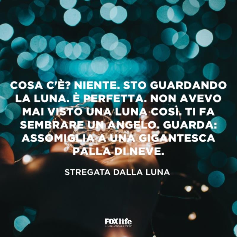 Frase Stregata dalla luna Mani di donna con fili di luce