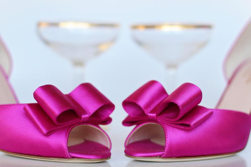 Cibo e seduzione, come organizzare la cena perfetta per conquistarlo scarpe rosa da sera con tacco con bicchieri per il brindisi con champagne