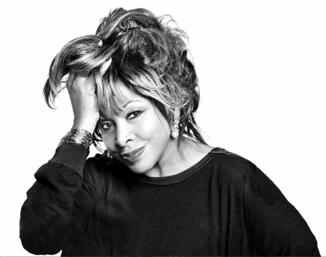 Tina Turner insieme al progetto Beyond Primo piano di Tina Turner, in bianco e nero, con lei con una mano tra i capelli