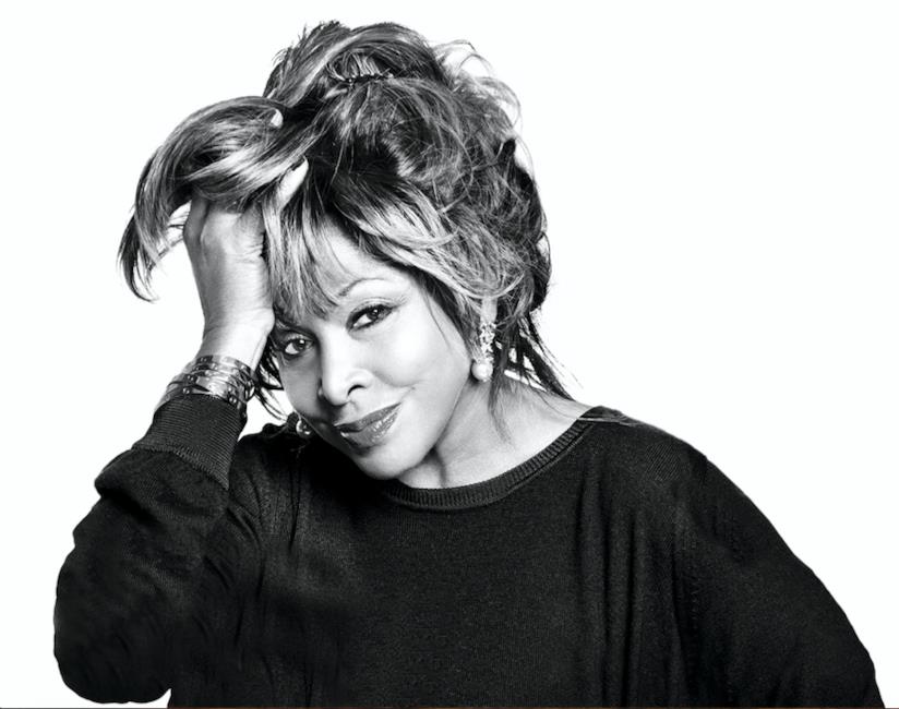Tina Turner insieme al progetto Beyond Primo piano di Tina Turner, in bianco e nero, con lei con una mano tra i capelli