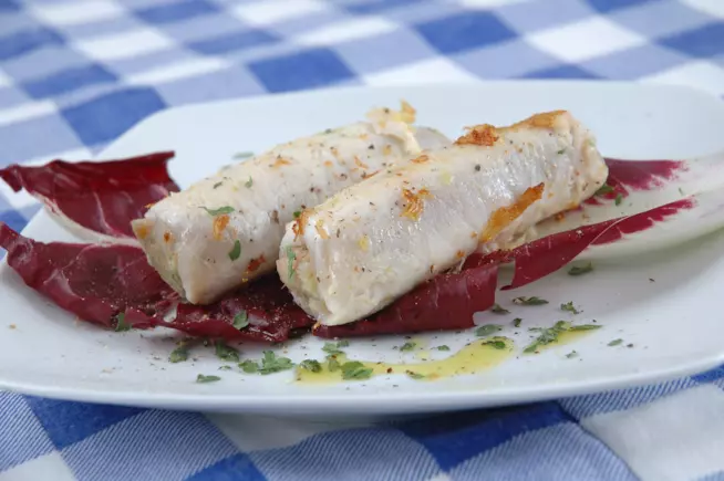 Ricetta involtini di pesce spada farciti con pane nero, ricotta salata e erbe aromatiche Involtini di pesce spada con pane nero, ricotta salata e erbe aromatiche
