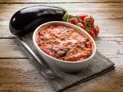 Come prepare la classica parmigiana di melanzane La parmigiana di melanzane un piatto classico e ricco di gusto