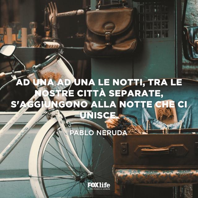 Frase Neruda sulla distanza Negozio vintage con una bici fuori