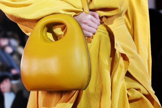 Alcuni dettagli di giallo visti alla Fashion Week A/I 2018-2019 Il giallo domina sui capi e gli accessori per l'autunno 2018