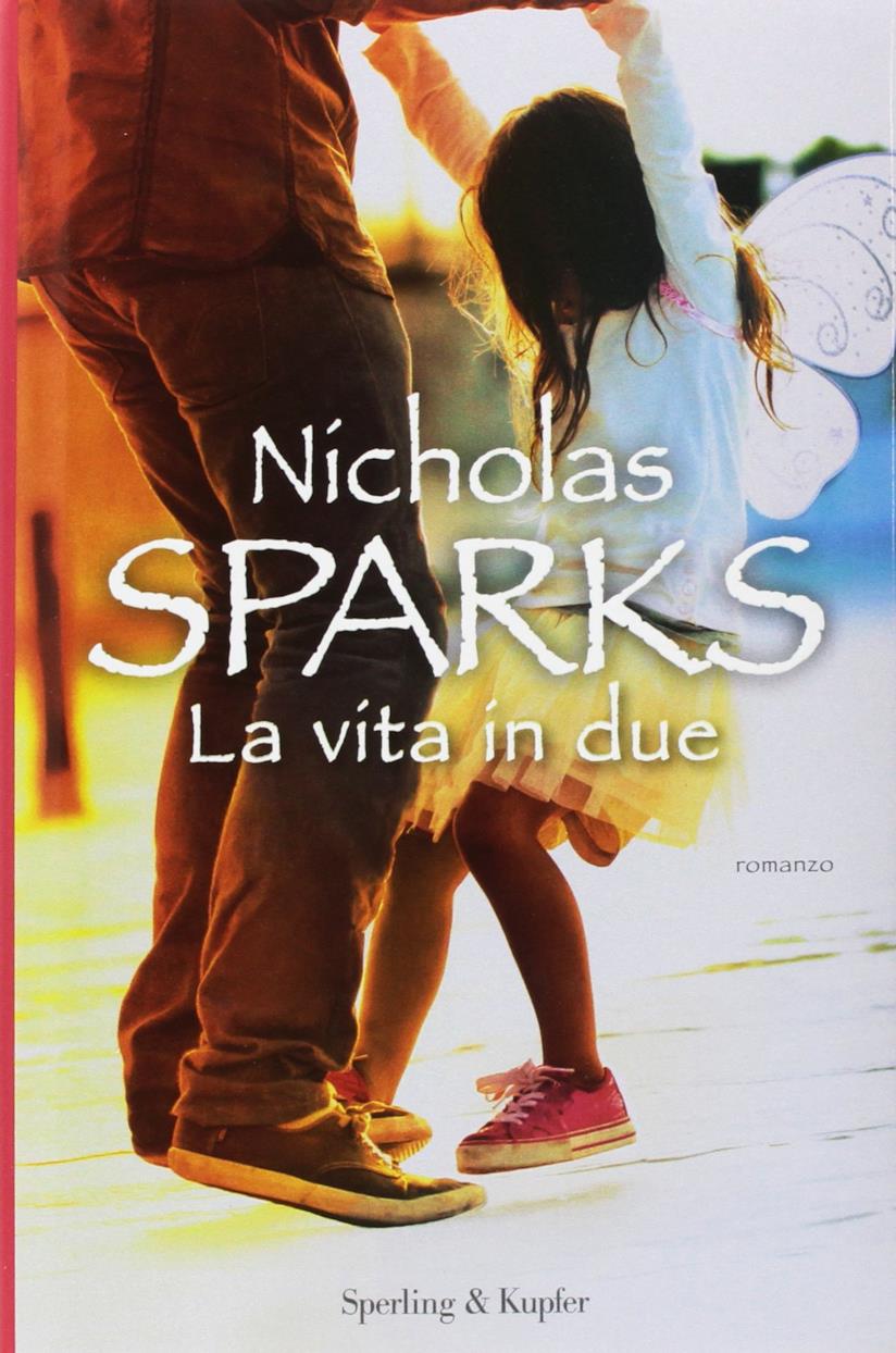 Nicholas Sparks copertina rosa e dolce del romanzo La vita in due