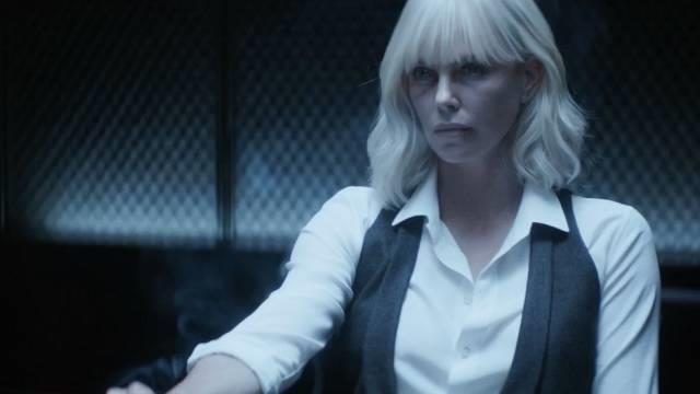 Charlize Theron in Atomica Bionda Una cena di Atomica Bionda