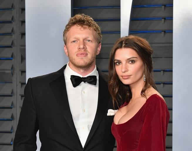 Emily Ratajkowski si mette in topless per il primo anniversario di nozze Emily Ratajkowski e il marito Sebastian Bear-McClard
