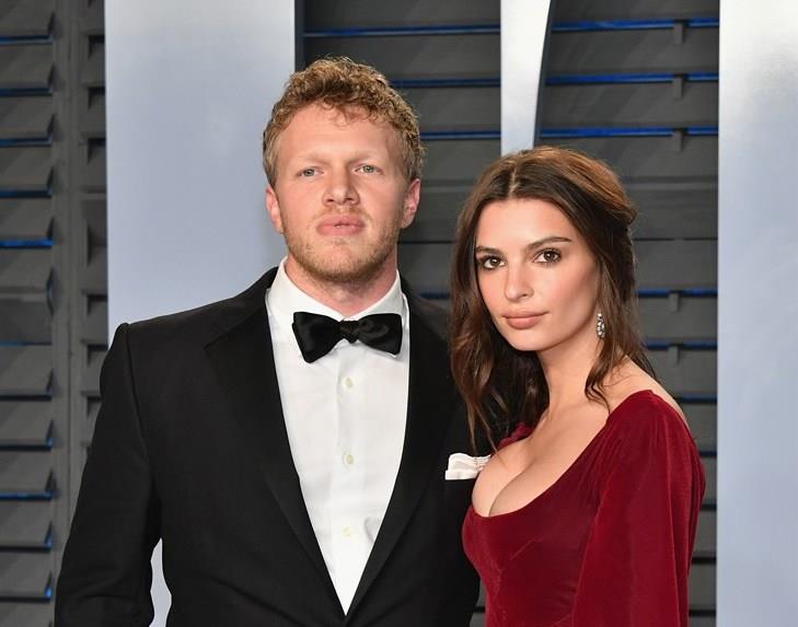 Emily Ratajkowski si mette in topless per il primo anniversario di nozze Emily Ratajkowski e il marito Sebastian Bear-McClard
