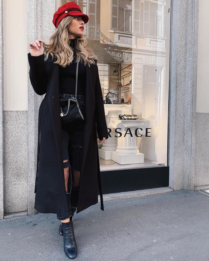 Gaia Cormio Gaia Cormio davanti allo store Versace con cappotto nero e cappello baker boy rosso