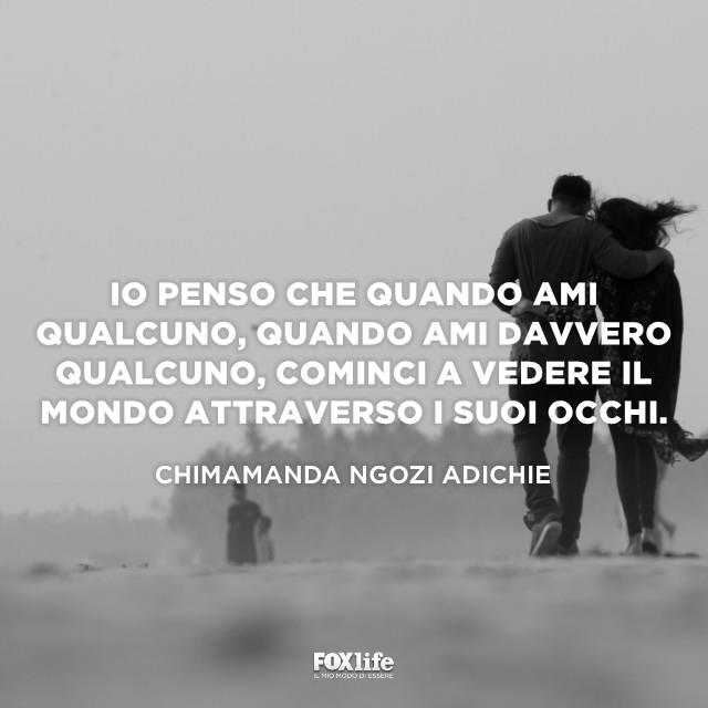 Citazione Adichie Coppia cammina abbracciata