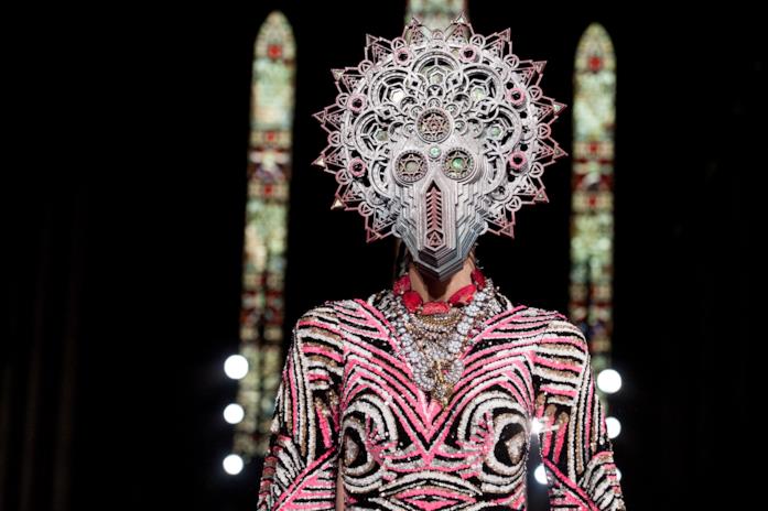 Manish Arora Parigi Fashion Week 2019 La maschere di Manish Arora Parigi Fashion Week 2019