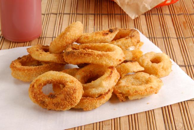 Anelli di cipolla fresca con pastella Anelli di cipolla fresca fritti