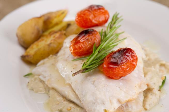 Baccalà al forno: la ricetta con pomodorini, olive e pinoli Baccalà al forno