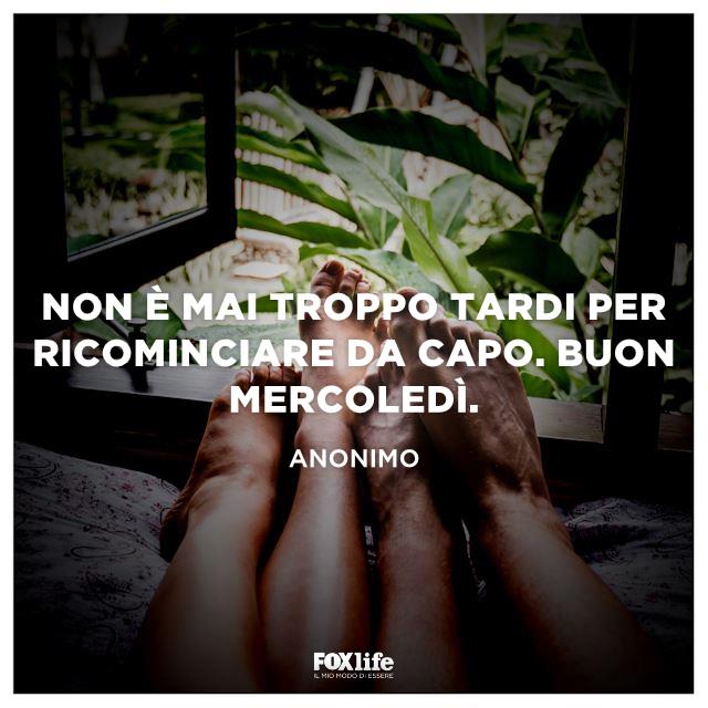 Non è mai troppo tardi per ricominciare da capo Dettaglio di piedi di coppia vicini sul letto