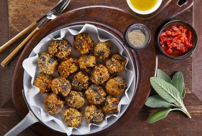 Polpette di melanzane fritte a base di pane, latte e uova Polpette di melanzane fritte