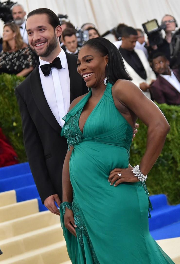 Serena Williams è diventata mamma Una sorridente Serena Williams con pancione in bella vista al fianco del compagno Alexis Ohanian