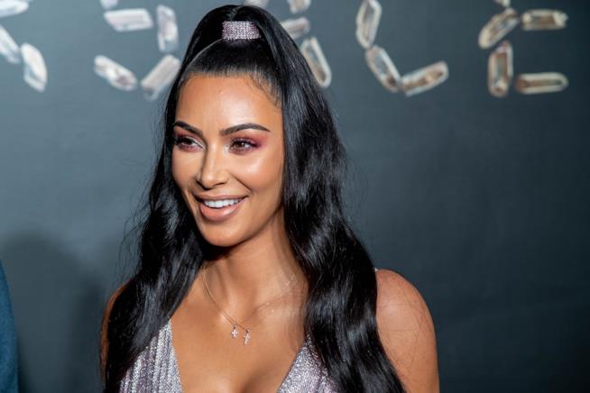 Kim Kardashian provoca con un altro look Kim Kardashian in primo piano