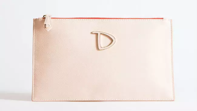 Le pochette estive di Dixie La collezione estiva di Dixie punta sulle pochette, meglio se cipria o color rosso corallo