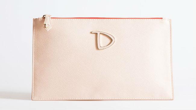 Le pochette estive di Dixie La collezione estiva di Dixie punta sulle pochette, meglio se cipria o color rosso corallo