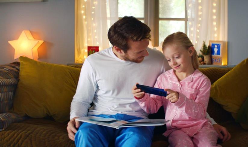App StorySign sviluppata da Huawei per bambini non udenti Padre e figlia non udente utilizzano App StorySign