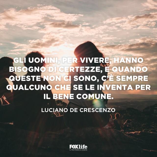 Frase bisogno di certezze Luciano De Crescenzo Ragazzi seduti su una rupe