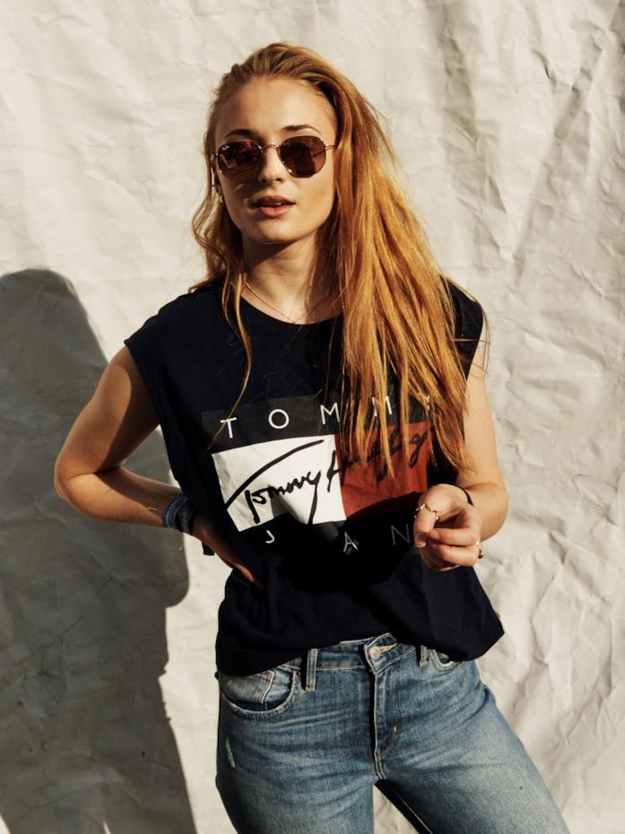 Sophie Turner indossa jeans e t-shirt Sophie Turner sfoggia jeans e t-shirt