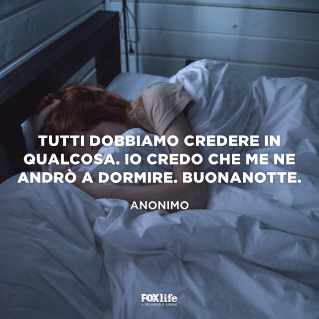 Frase sul bisogno di dormire Ragazza dorme rannicchiata nel letto