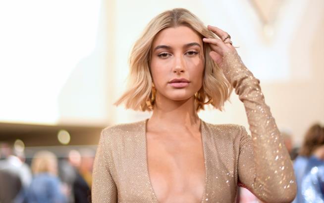 Hailey Baldwin ha di nuovo i capelli rosa Hailey Bieber in primo piano