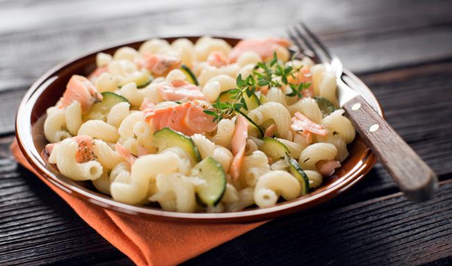 Pasta salmone e zucchine: la ricetta con la scorza di limone grattugiata Pasta salmone e zucchine