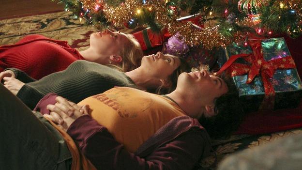 Una scena dell'episodio natalizio di 2x12 di Grey's Anatomy Meredith, George e Izzie nell'episodio di Natale di Grey's Anatomy