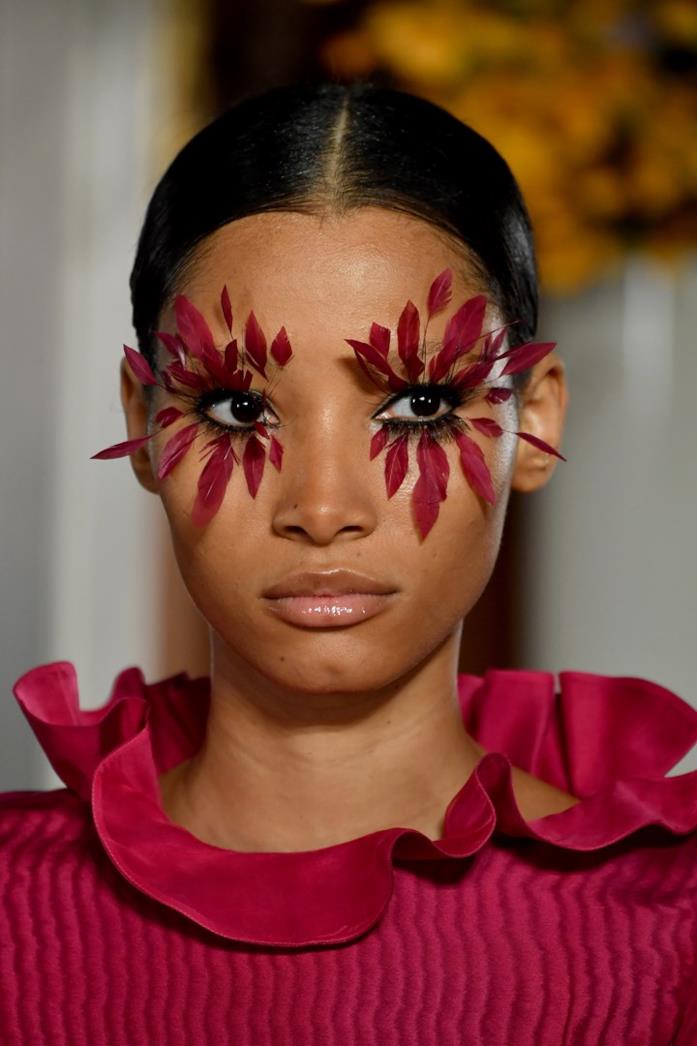 Valentino Haute Couture Le ciglia porpora della sfilata di Valentino