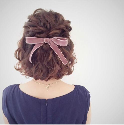 Capelli corti matrimonio Capelli corti con fiocco per cerimonia