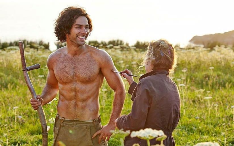 Aidan Turner durante le riprese di Poldark Aidan Turner a petto nudo sul set di Poldark