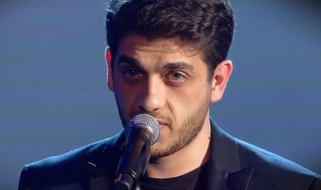 Mirkoeilcane racconta il dramma dei profughi a Sanremo 2018 con il brano Siamo tutti bene L'esibizione di Mirkoeilcane a Sanremo 2018