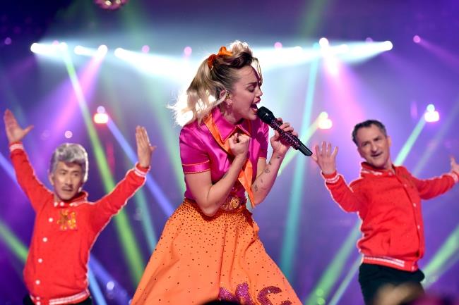Miley Cyrus: il nuovo album è Younger Now, dal 29 settembre Miley Cyrus live ai VMAs 2017 con Younger Now, dal nuovo album in uscita il 29 settembre