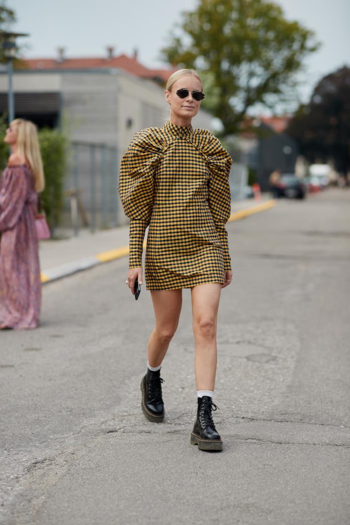 Mini dress a stampa vichy indossato con anfibi sportivi Abito corto a quadretti abbinato agli anfibi